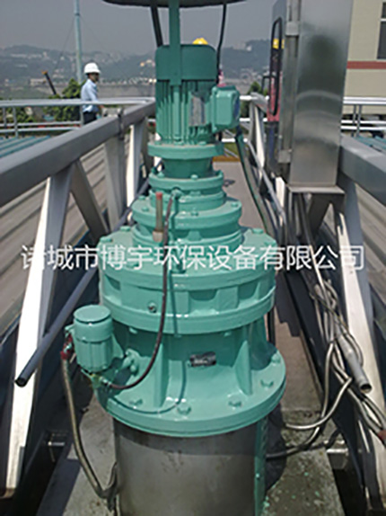 比較【中心傳動濃縮機】與周邊傳動濃縮機(jī)的不同(tóng)點