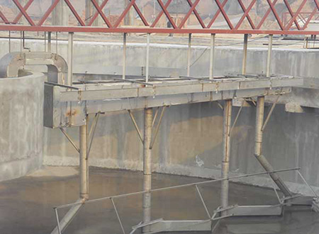 認識一下,【半橋式周邊傳動虹吸泥機】的控製箱和中心旋轉(zhuǎn)支(zhī)座